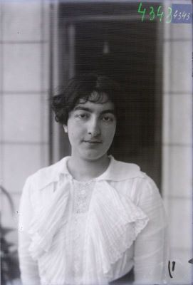 Clișeu pe sticlă; Bust de femeie tânără