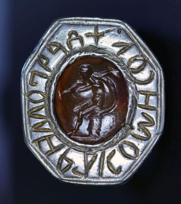 Inel cu gemă; Inelul cu pecete al comisului Dragomir