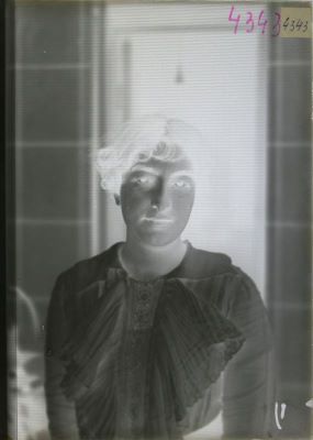 Clișeu pe sticlă; Bust de femeie tânără