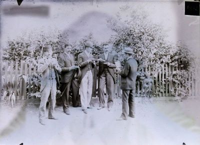 Clișeu pe sticlă; Cinci bărbați într-o grădină