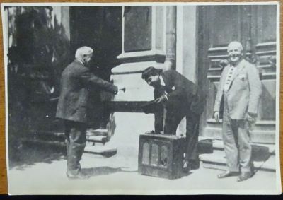 Fotografie; George Enescu cântând la flașnetă, 1924