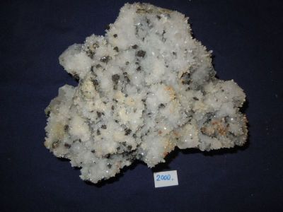 Cuarț, siderit, calcit, pirită, blendă