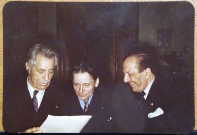 Fotografie - studioul fotografic ⹂KODACHROME PRINT made by EASTMAN KODAK COMPANY T. M. Reg[istered]. [in] U. S. Pat[ent]. O[ffice]; Grup de muzicieni: Fritz Kreisler, George Enescu și Jacques Thibaud, 20 mai 1949