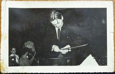 Fotografie; George Enescu posibil în timpul unei repetiții, 1949