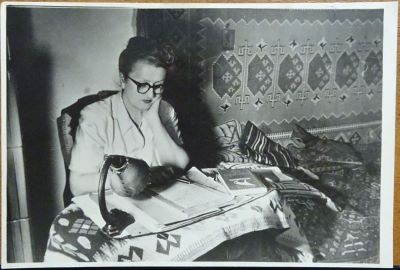 Fotografie; Scriitoarea Otilia Cazimir la masa de lucru, 1957