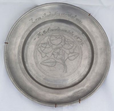 PG neidentificat; Farfurie de cositor