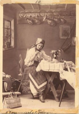 fotografie - Leopold Adler; Femeie îmbrăcată în port românesc