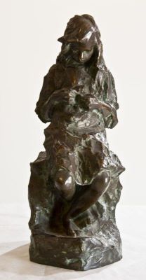 sculptură - Han, Oscar; Fetiță cosând